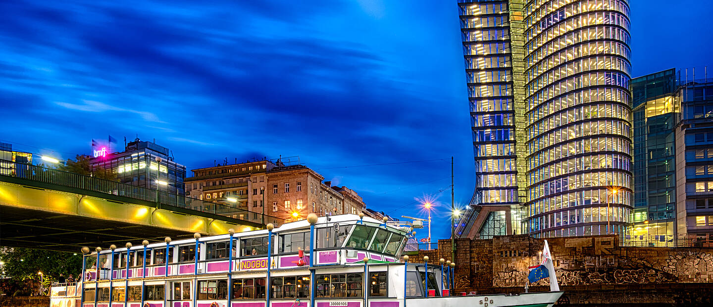 [Translate to English:] Abendliche Schifffahrt mit Wiener Liedern