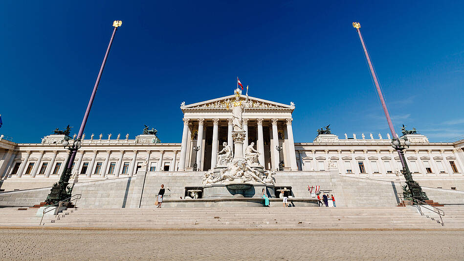 Ohne Warten: Schönbrunn & Stadtrundfahrt: Parlament Wien